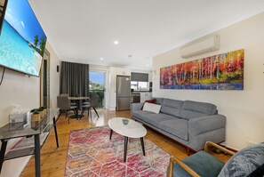 Prickly Pear Stays Jesmond 1-bedroom | Coin séjour | TV connectée