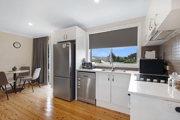 Prickly Pear Stays Jesmond 1-bedroom | Private kitchen | Fridge, microwave, oven, stovetop - Prickly Pear Stays Jesmond - Short Term Accommodation (Jesmond)