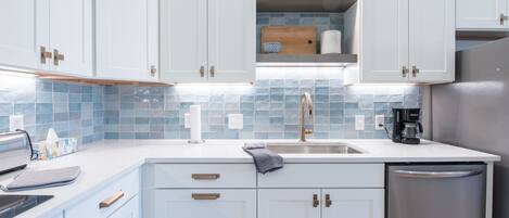 Kjøleskap, mikrobølgeovn, kokeplater og oppvaskmaskin