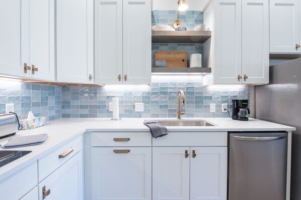 Fridge, microwave, stovetop, dishwasher