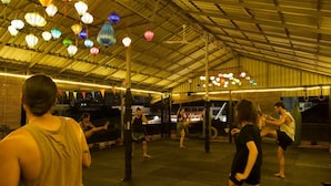 Un espace intérieur doté d’un plafond haut et de lanternes suspendues.