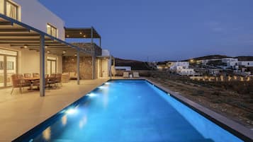 Kolam renang outdoor, dengan kursi berjemur