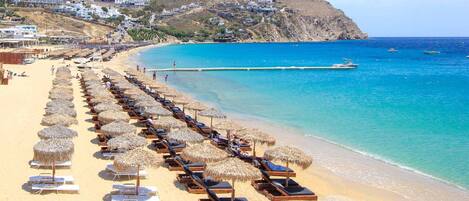 靠近海滩、白沙、沙滩椅、海滩遮阳伞