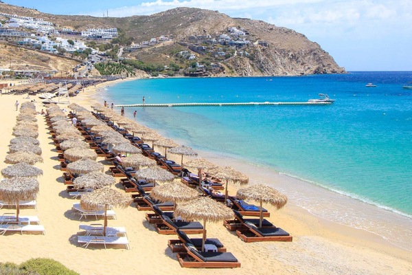 Beach nearby, white sand, sun loungers, beach umbrellas