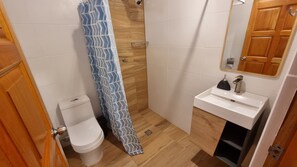 Family Room | Bathroom | Shower, rainfall showerhead, free toiletries, towels - Pradera Ecoliving (Betania)