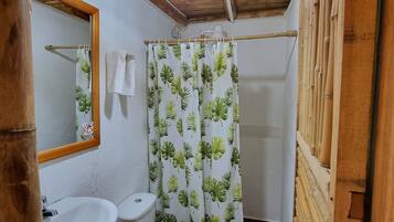 Bungalow – superior | Bad | Dusj, regndusjhode, toalettartikler (inkludert) og håndklær