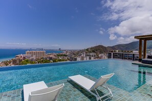 A heated pool - Nomada Loft Zona Romantica Rooftop Infinity Pool (Puerto Vallarta)