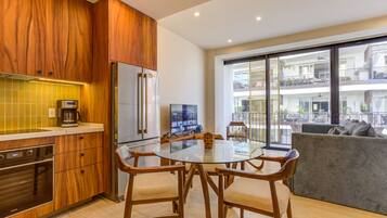 Réfrigérateur, micro-ondes, four, plaque de cuisson