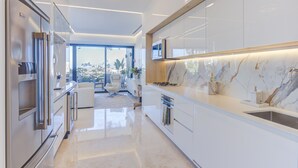 Una cucina moderna con armadi eleganti, forno integrato e un'ampia finestra con vista panoramica.