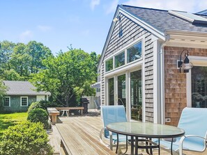 Outdoor dining - Sandy Spot: Walk to Beach, Sleeps 10 (Harwich Port)