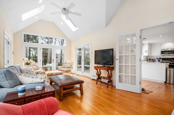 Smart TV, fireplace - Sandy Spot: Walk to Beach, Sleeps 10 (Harwich Port)