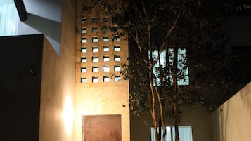Vista frontal de la propiedad
