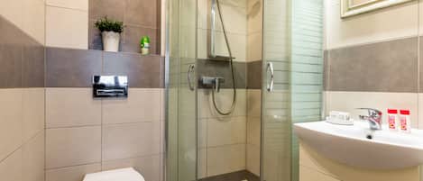 Douche, séchoir à cheveux, serviettes fournies