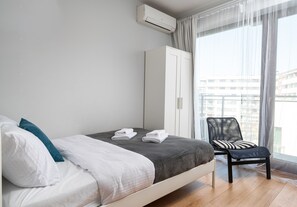 Iron/ironing board, WiFi, bed sheets