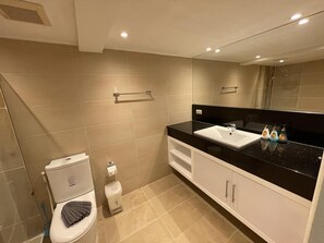 Shower, hair dryer, bidet - Peaceful retreat at Kalim Bay - pool, bar, garden (Patong)