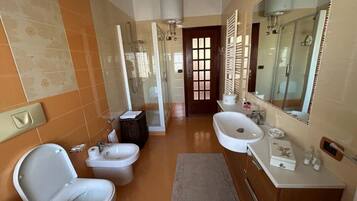 Dusche, Haartrockner, Bidet, HandtĂŒcher