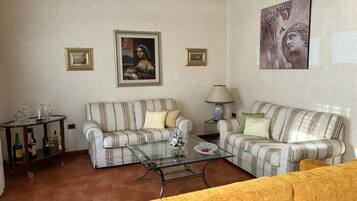 Smart-TV, BĂŒcher, Stereoanlage