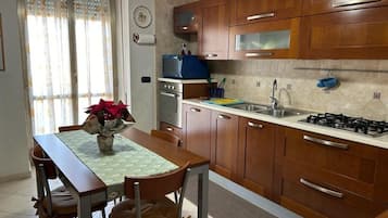 KĂŒhlschrank, Mikrowelle, Ofen, Herdplatte