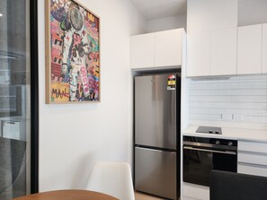 シティ アパートメント | 専用キッチン | 冷蔵庫、電子レンジ、オーブン、コンロ