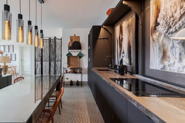 Fridge, microwave, oven, stovetop - Bocage Penthouse (Setúbal)