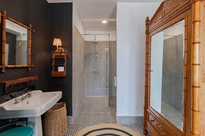 Hårføner og håndklær