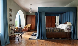 豪華套房, 1 張特大雙人床 | 義大利 Frette 床單、高級寢具、舒適加層、迷你吧