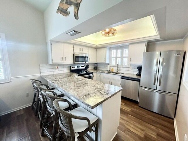 Réfrigérateur, micro-ondes, four, plaque de cuisson