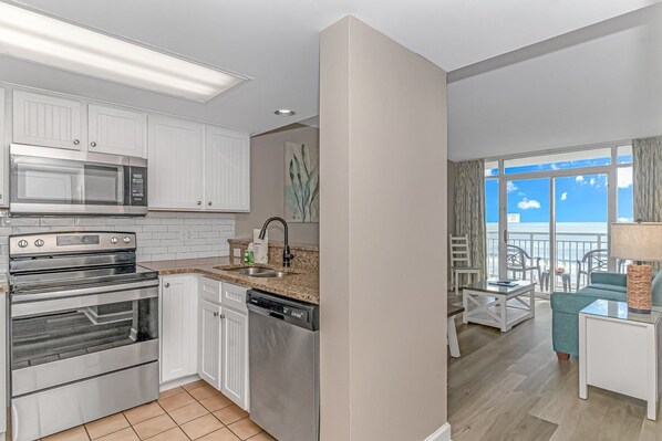 Kjøleskap, mikrobølgeovn, ovn og kokeplater