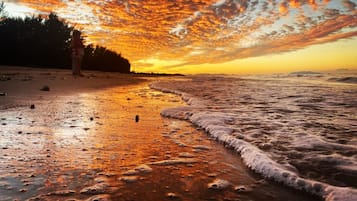Pantai di sekitar dan pasir putih