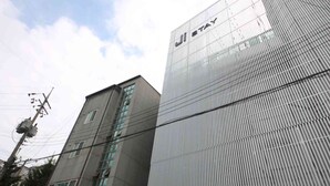 A modern building with a reflective glass facade and the text "Ji Stay" on the upper part. - JI STAY Hotel Gyeongju (Gyeongju)