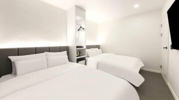 Family Room | Hypo-allergenic bedding, memory foam beds, desk, free WiFi