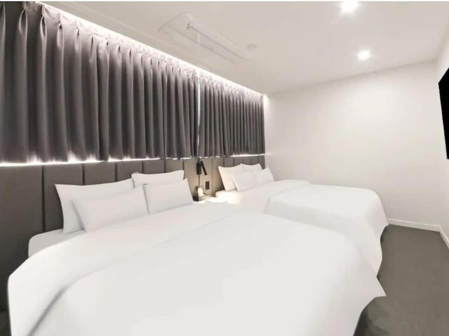 家庭房 | 防过敏的被褥、记忆海绵床垫、办公桌、免费 WiFi