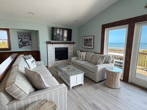 Fernseher, Kamin, DVD-Player