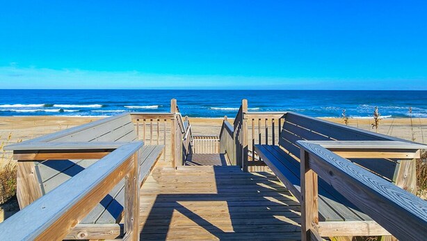 Beach - Prime Time - Oceanside, 4 Bed, 2.2 Bath with pool and hot tub and dog friendly (Southern Shores)