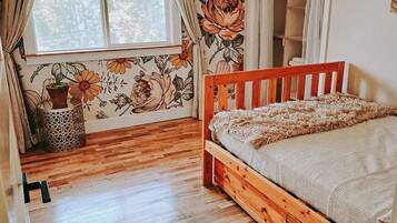 4 bedrooms, desk, iron/ironing board, free WiFi