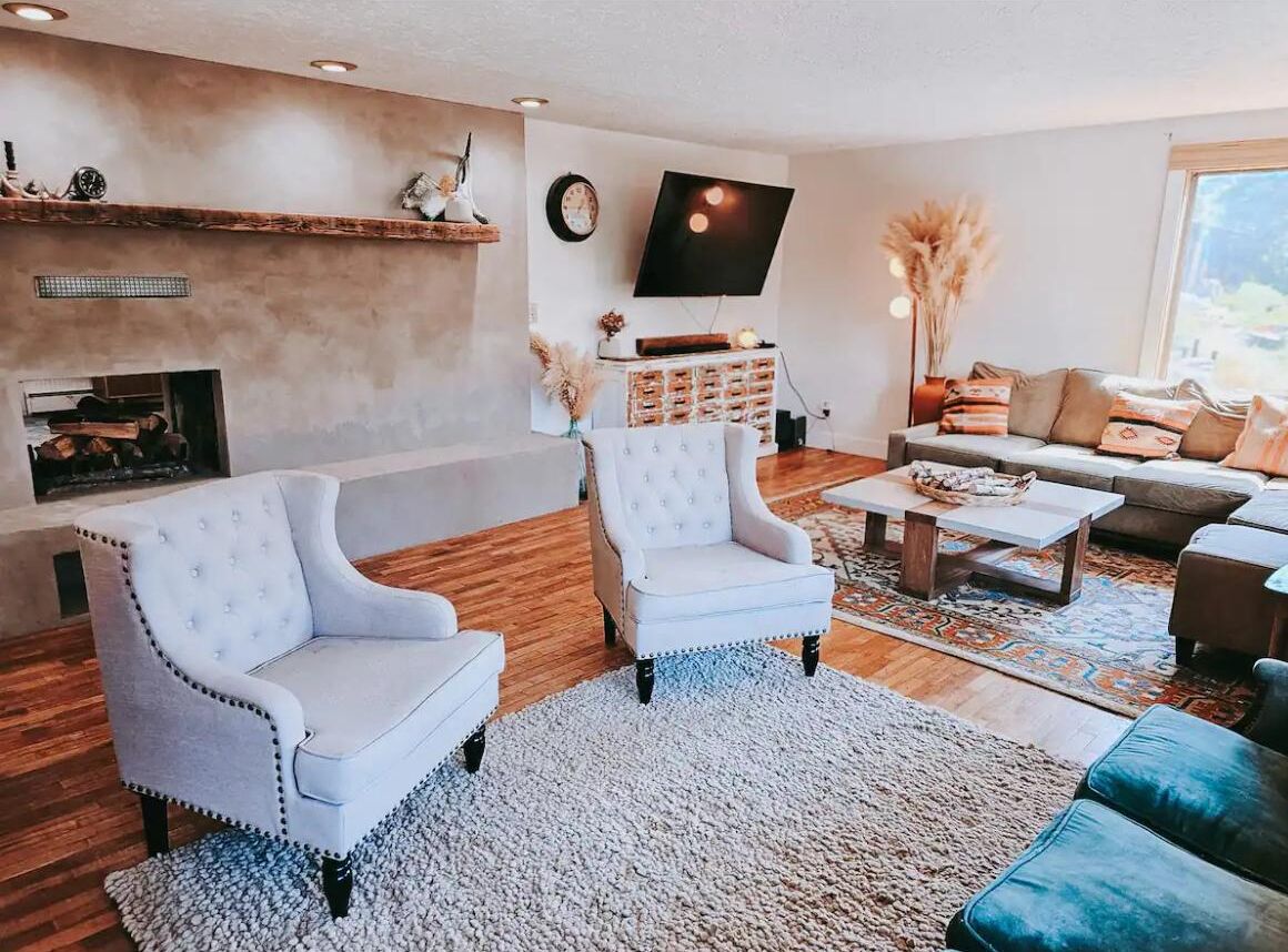 智能电视、DVD 播放器、乒乓球、书