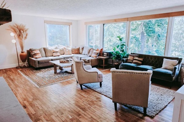 Smart-TV, DVD-spiller, bordtennis og bøker