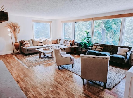 Smart TV, DVD player, table tennis, books. Alpacas • Hot Lake View • Hot Tub • Near Schweitzer