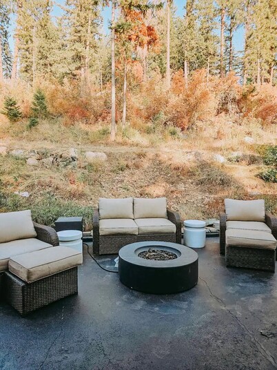 Lakeside Retreat With Hot Tub, Amazing Views, And An Animal Sanctuary!