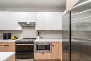 Kühlschrank, Mikrowelle, Ofen, Herdplatte