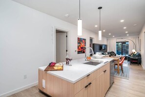 Interior - Hyve-Retro Modern-Walk to Broadway -Full Gym (Nashville)