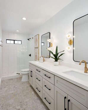 Shower, hair dryer, towels, shampoo - Monroe-Private Pool-Ping Pong-North Scottsdale (Scottsdale)