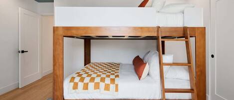 4 habitaciones, tabla de planchar con plancha y cuna de viaje
