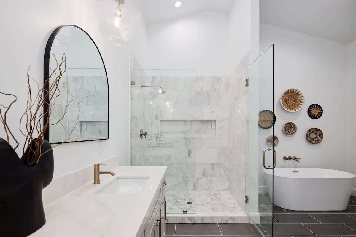 Een douche, een haardroger, handdoeken, shampoo