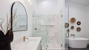 Een douche, een haardroger, handdoeken, shampoo