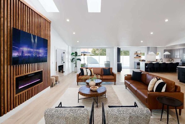 Smart TV, fireplace