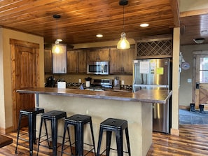 Fridge, microwave, oven, stovetop - Rustic 4 bedroom cabin at Gilded Mountain, wifi, pool access, paved roads (Lead)