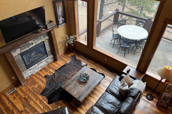 Una Smart TV, una chimenea