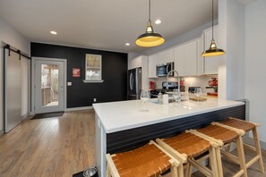 Fridge, microwave, oven, stovetop - Sleeps 10, 3 BR 2 BTH, Parking, Pets Dog, Quiet Spacious House! Breville Barista (Nashville)