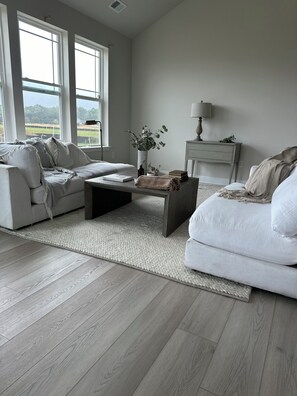 Smart TV - Cozy home w/ amazing sunsets minutes to DE/MD Beaches: Come enjoy! 4 BR 3 BATH (Lewes)